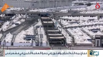 حجاج بيت الله الحرام يستمرون في رمي جمرة العقبة الكبرى في مشعر منى