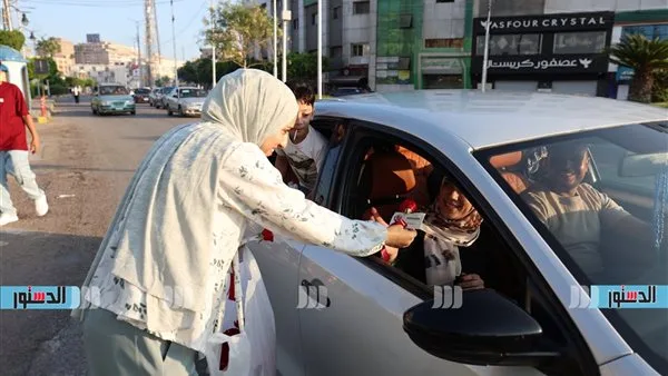تقديم الزهور والهدايا للمارة في كفر الشيخ احتفالاً بالعيد تقديم الزهور والهدايا للمارة في كفر الشيخ احتفالاً بالعيد