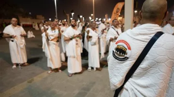 حجاج القرعة يرمون الجمرة الكبرى بدقة تنظيمية عالية