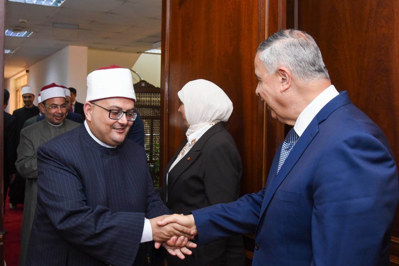 محافظ الإسكندرية يستقبل المهنئين بعيد الأضحى المبارك بديوان عام المحافظة