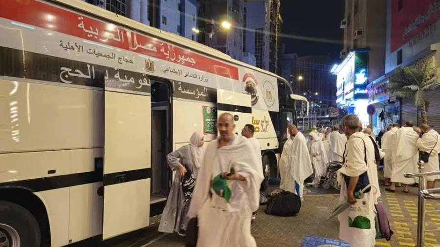حجاج الجمعيات الأهلية يواصلون مناسكهم ورمي جمرة العقبة الكبرى. حجاج الجمعيات الأهلية يواصلون مناسكهم ورمي جمرة العقبة الكبرى.