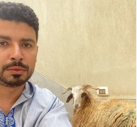 «ستواجه العواقب يا أحمق! اهرب!».. محمد أنور يحتفل بعيد الأضحى بأسلوبه الخاص «ستواجه العواقب يا أحمق! اهرب!».. محمد أنور يحتفل بعيد الأضحى بأسلوبه الخاص