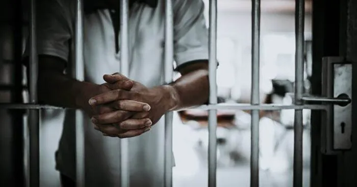 إلقاء القبض على سائق من شركة نقل ذكية بتهمة سرقة حقيبة لشخص أجنبي