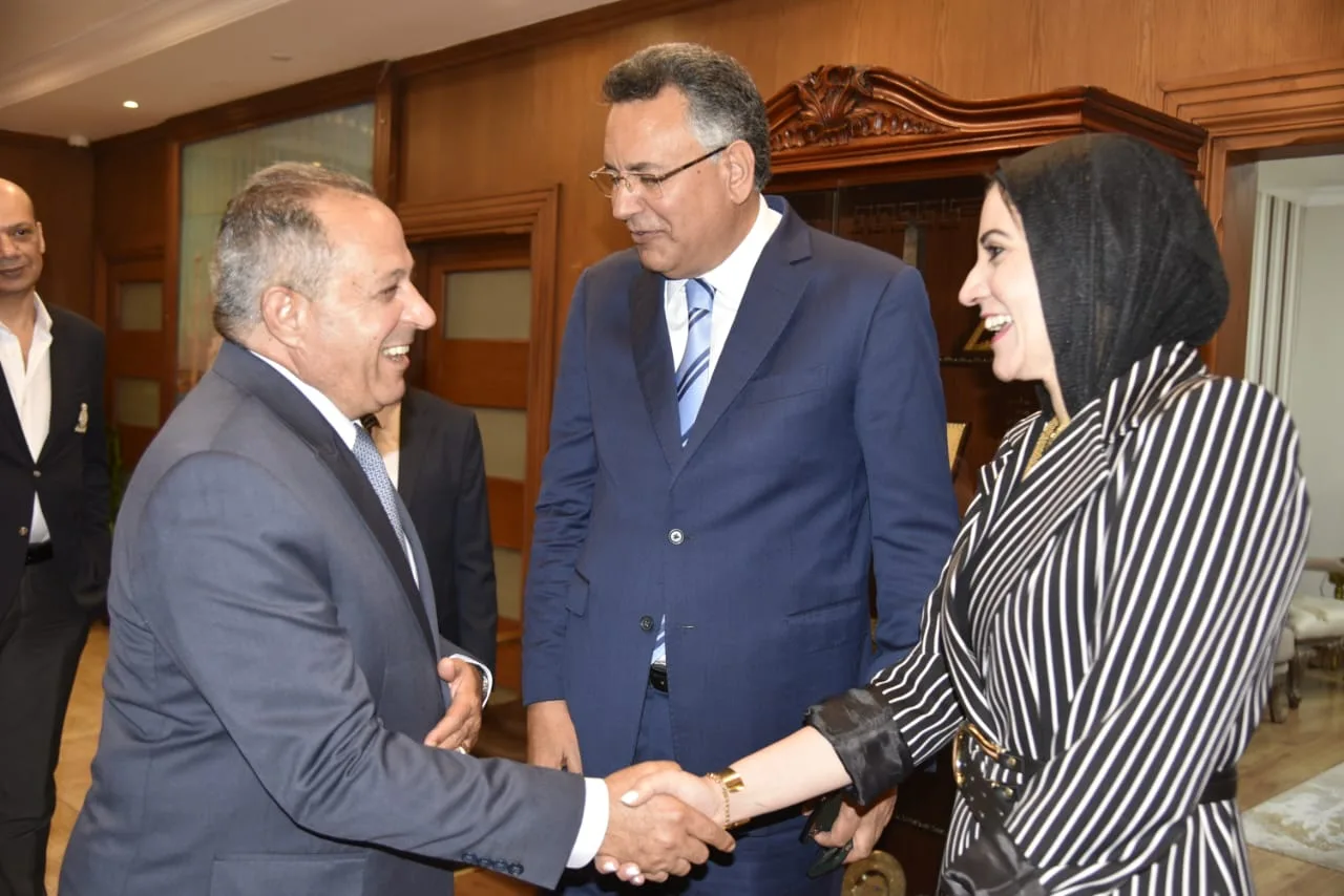 محافظ بورسعيد يستقبل المعزين بمناسبة عيد الأضحى المبارك