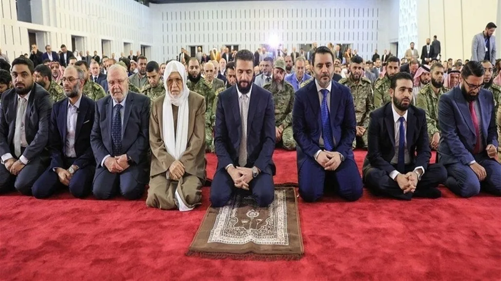 جدل واسع في سوريا حول سجادة الشرع أثناء أداء صلاة العيد جدل واسع في سوريا حول سجادة الشرع أثناء أداء صلاة العيد