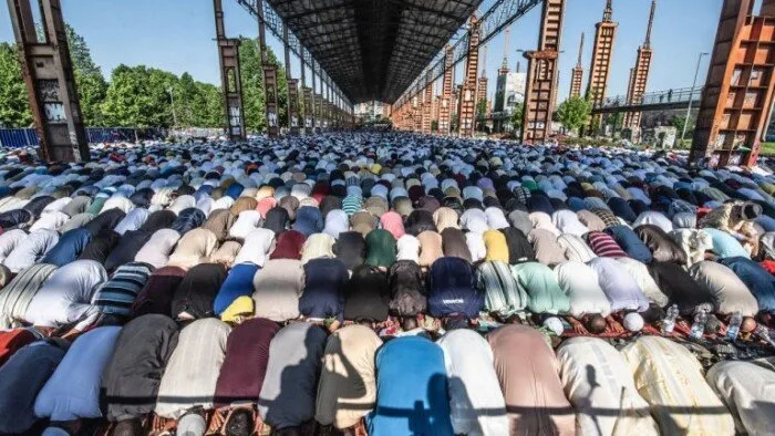 مئات الآلاف من المسلمين يشاركون في صلاة عيد الأضحى بإيطاليا مئات الآلاف من المسلمين يشاركون في صلاة عيد الأضحى بإيطاليا
