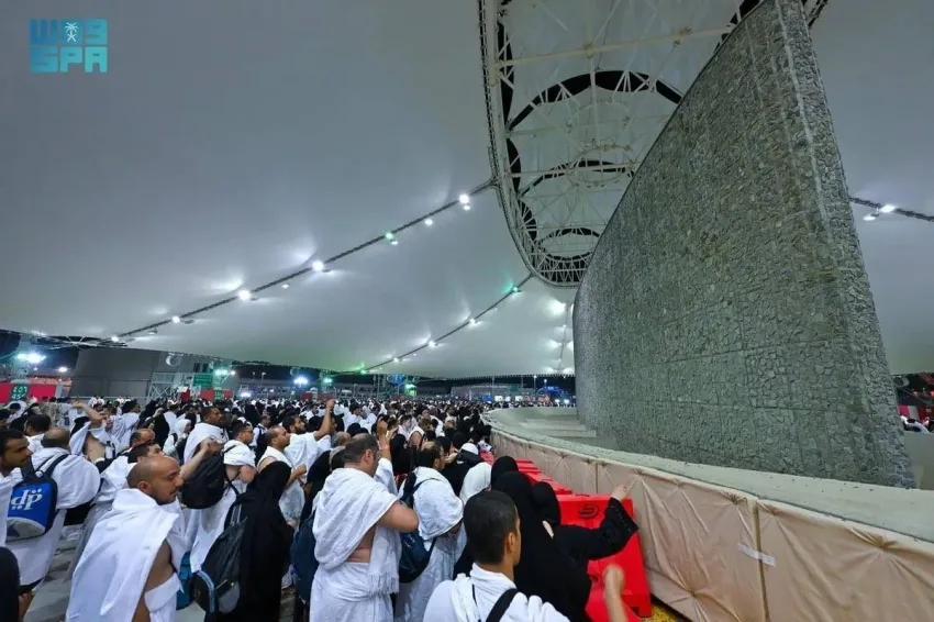 ضيوف الرحمن يلقون حجر العقبة الكبرى في إطار نظام تشغيل متكامل ضيوف الرحمن يلقون حجر العقبة الكبرى في إطار نظام تشغيل متكامل