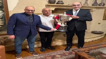 بعد غيابه عن المباراة.. إدارة الزمالك تكرم كأس مصر في منزل حسين لبيب