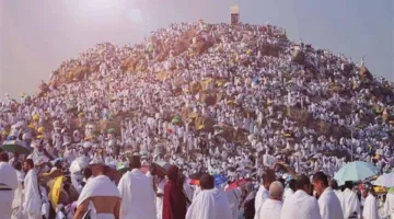 ضيوف الرحمن يقومون برمي جمرة العقبة الكبرى بعد انتهاء تنظيم تفويجهم إلى مشعر منى لقضاء أيام التشريق.