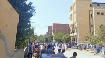 في أجواء من الحزن، سكان قرية قرنفيل يودعون شابًا قُتل على يد مجرم.