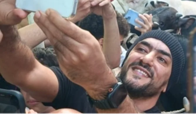 أحمد العوضي يشارك أهالي عين شمس احتفالات عيد الأضحى: “أكرمنا بالتضحية مع أهل وطني” أحمد العوضي يشارك أهالي عين شمس احتفالات عيد الأضحى: “أكرمنا بالتضحية مع أهل وطني”