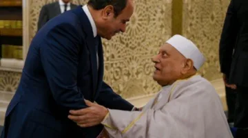 رئيس السيسي يعبّر عن احترامه للعلماء بتقبيل رأس الدكتور أحمد عمر هاشم خلال صلاة عيد الأضحى – فيديو