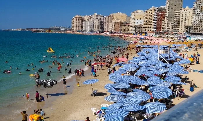 في اليوم الأول من عيد الأضحى.. شواطئ الإسكندرية تستقطب الزوار بأجواء ربيعية ونسب إشغال معتدلة في اليوم الأول من عيد الأضحى.. شواطئ الإسكندرية تستقطب الزوار بأجواء ربيعية ونسب إشغال معتدلة