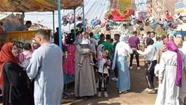 تزايد وجود المواطنين في الحدائق والمتنزهات خلال أول أيام عيد الأضحى في المنيا تزايد وجود المواطنين في الحدائق والمتنزهات خلال أول أيام عيد الأضحى في المنيا