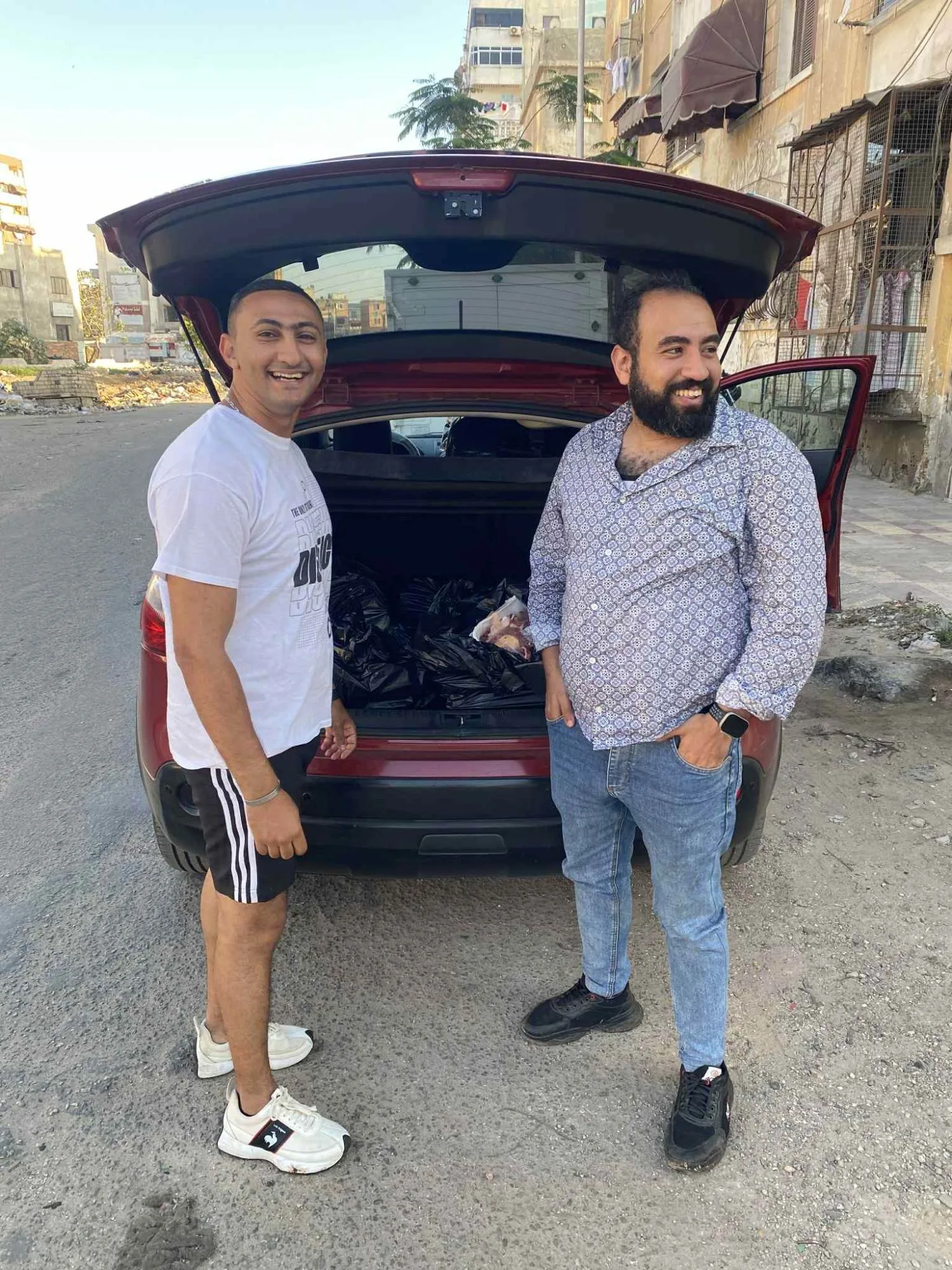 شباب مسيحيون يذبحون عجلًا ويقدمونه للأسر المحتاجة بمناسبة عيد الأضحى شباب مسيحيون يذبحون عجلًا ويقدمونه للأسر المحتاجة بمناسبة عيد الأضحى