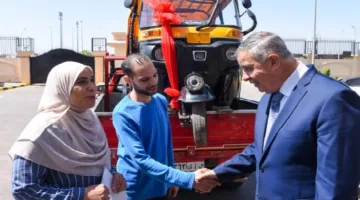 محافظ الإسكندرية يقدم «توك توك» جديد لسيدة كتعويض عن مركبتها التي تضررت جراء العاصفة