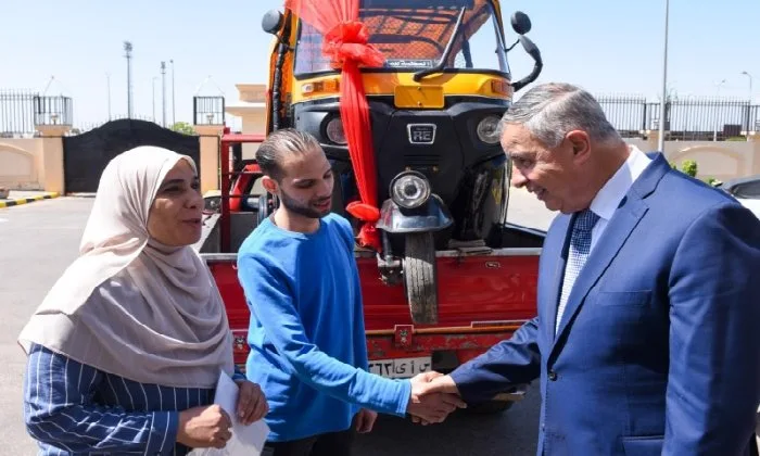 محافظ الإسكندرية يقدم «توك توك» جديد لسيدة كتعويض عن مركبتها التي تضررت جراء العاصفة محافظ الإسكندرية يقدم «توك توك» جديد لسيدة كتعويض عن مركبتها التي تضررت جراء العاصفة