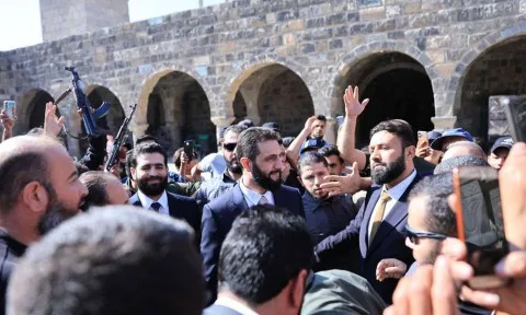 الرئيس السوري المؤقت يقوم بزيارة تاريخية إلى درعا ويلتقي بقيادات محلية مدنية وعسكرية لأول مرة منذ الإطاحة بالأسد. الرئيس السوري المؤقت يقوم بزيارة تاريخية إلى درعا ويلتقي بقيادات محلية مدنية وعسكرية لأول مرة منذ الإطاحة بالأسد.