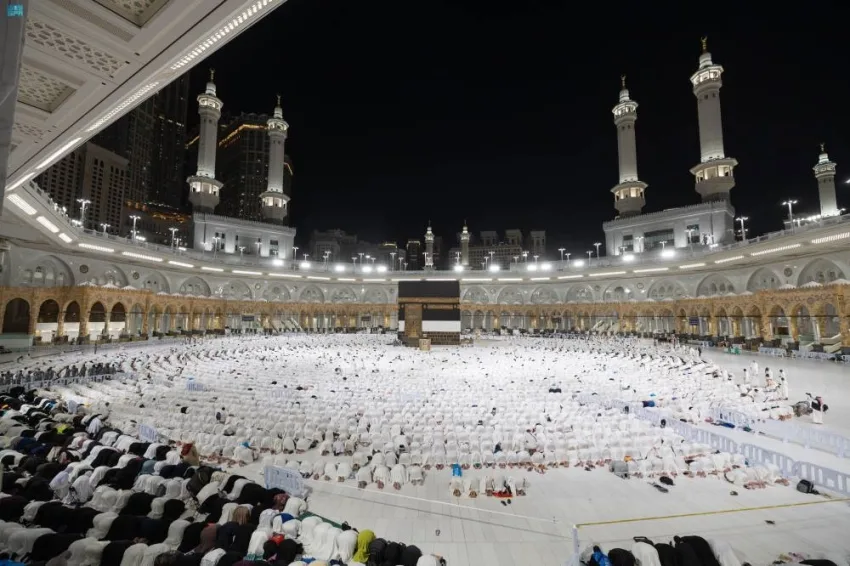 ضيوف الرحمن يؤدون طواف الإفاضة في أجواء روحانية ضيوف الرحمن يؤدون طواف الإفاضة في أجواء روحانية