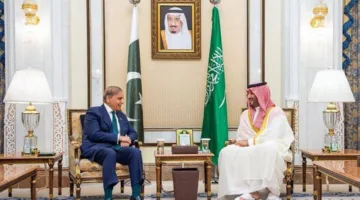 ولي العهد ورئيس وزراء باكستان يناقشان العلاقات والتطورات في المنطقة