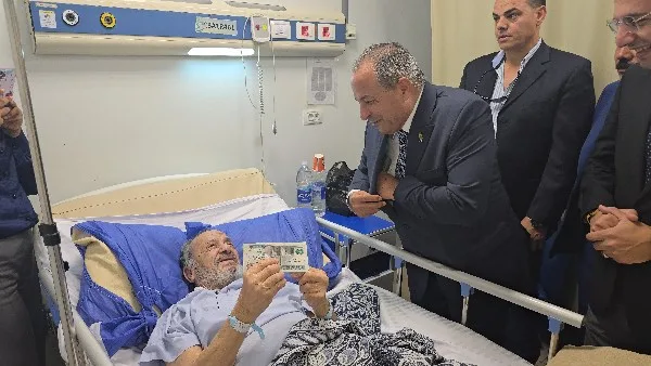من ماله الخاص.. محافظ بورسعيد يمنح المساعدة للجميع من ماله الخاص.. محافظ بورسعيد يمنح المساعدة للجميع