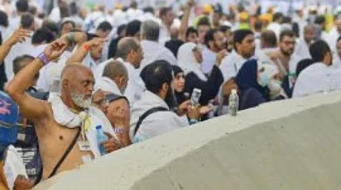 الحجاج يبدؤون أول أيام التشريق خلال فريضة الحج الحجاج يبدؤون أول أيام التشريق خلال فريضة الحج