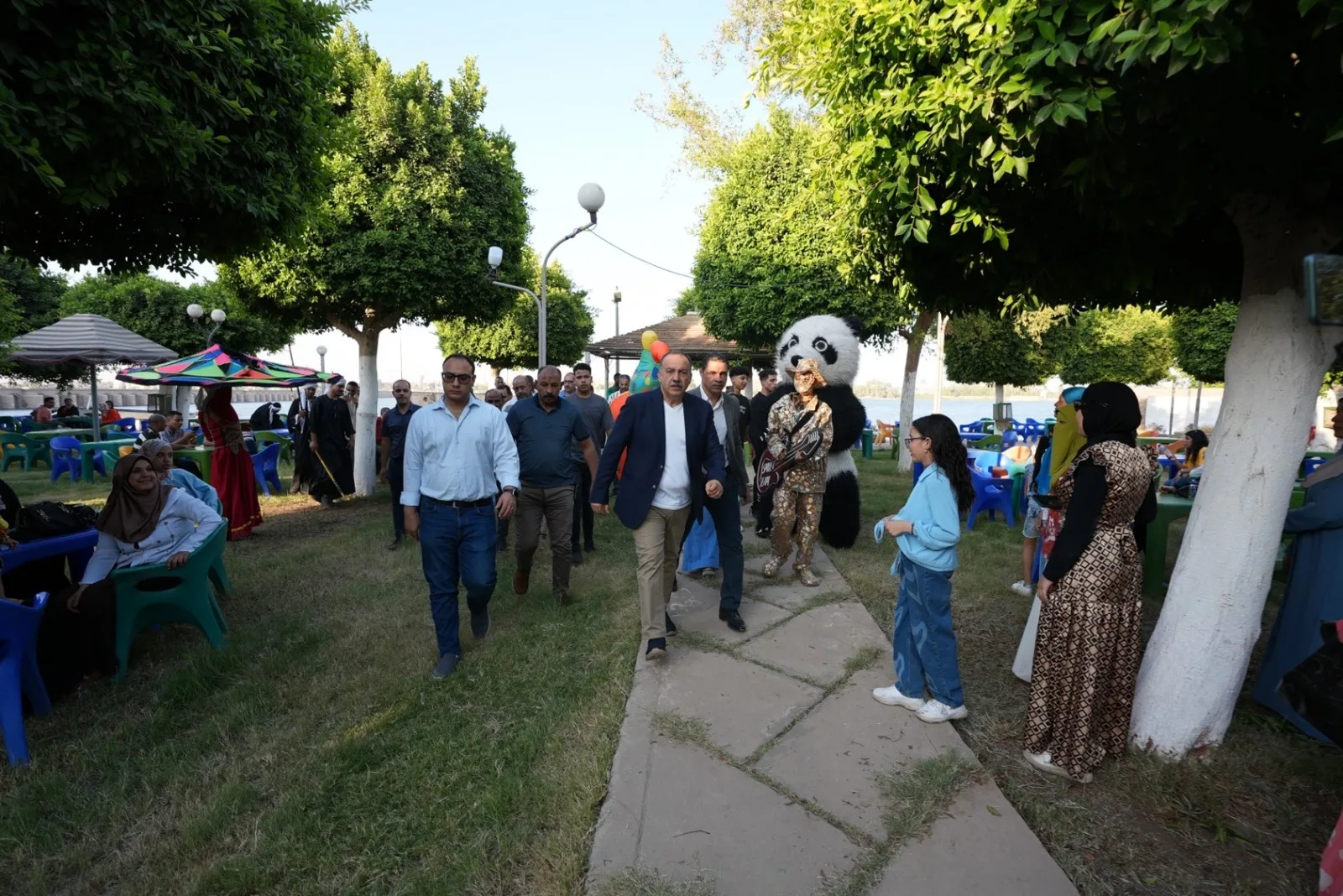 محافظ أسيوط يشارك المواطنين في احتفالات عيد الأضحى في نادي الموظفين محافظ أسيوط يشارك المواطنين في احتفالات عيد الأضحى في نادي الموظفين