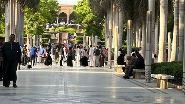 حديقة الأزهر تستقبل أعدادًا كبيرة من الزوار في اليوم الثاني للعيد