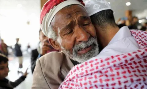 بمناسبة عيد الأضحى، جماعة “أنصار الله” تعلن عن جاهزيتها لإجراء صفقة تبادل مع الحكومة اليمنية تشمل كافة الأسرى ودون أي شروط. بمناسبة عيد الأضحى، جماعة “أنصار الله” تعلن عن جاهزيتها لإجراء صفقة تبادل مع الحكومة اليمنية تشمل كافة الأسرى ودون أي شروط.