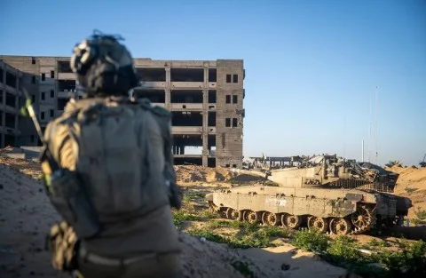 الجيش الإسرائيلي يتحدث عن استعادة جثة أسير تايلاندي خلال “عملية سرية” في مدينة رفح بجنوب قطاع غزة. الجيش الإسرائيلي يتحدث عن استعادة جثة أسير تايلاندي خلال “عملية سرية” في مدينة رفح بجنوب قطاع غزة.