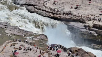 زيادة مفاجئة في منسوب مياه نهر وسط كولومبيا تؤدي إلى فقدان عدد من الأشخاص