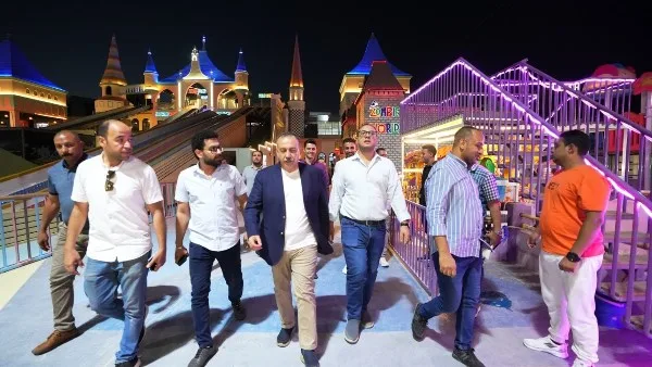 محافظ أسيوط يحيي العيد بأسلوبه الفريد: رحلة للملاهي مع دار الأيتام ومشاركة الفرح مع المواطنين في نادي العاملين