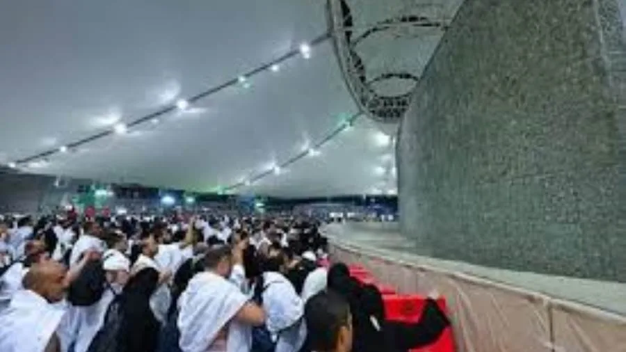 الحجاج يلقون الحصى على الجمرات الثلاث في اليوم الأول من أيام التشريق. الحجاج يلقون الحصى على الجمرات الثلاث في اليوم الأول من أيام التشريق.