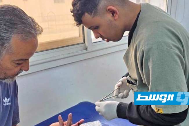 مصاب يتلقى الرعاية الطبية في مستشفى الحروق بطرابلس، 6 يونيو 2025. (صفحة المستشفى على فيسبوك)