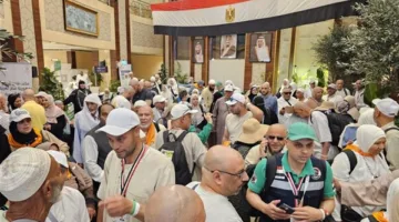 حجاج الجمعيات الأهلية يقومون برمي الجمرات في اليوم الأول من أيام التشريق