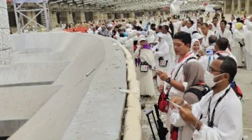 حجاج الجمعيات الأهلية يقومون برمي الجمرات في اليوم الأول من أيام التشريق