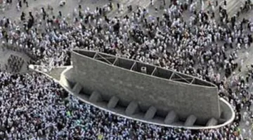 حجاج بيت الله الحرام يقومون برمي الجمرات الثلاث في اليوم الأول من أيام التشريق.