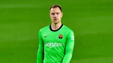 حارس برشلونة على المحك.. تير شتيجن يدفع عواقب تمرده حارس برشلونة على المحك.. تير شتيجن يدفع عواقب تمرده
