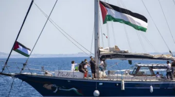 سفينة “أسطول الحرية” تقترب من غزة بعد وصولها إلى الساحل المصري، مع توقعات بتدخل البحرية الإسرائيلية واعتداء على طاقمها.