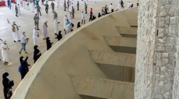 حجاج بيت الله الحرام يقذفون الجمرات الثلاث في اليوم الأول من أيام التشريق