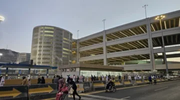 حجاج الجمعيات يقومون برمي الجمرات في اليوم الأول من أيام التشريق