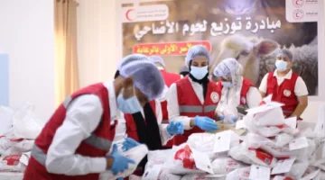 20 ألف عائلة.. الهلال الأحمر يوزع أضاحي العيد على المستحقين أولاً.