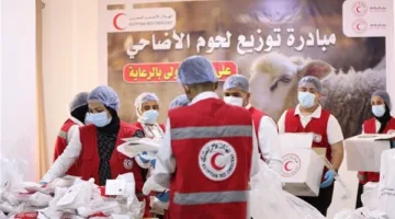 الهلال الأحمر يوزع لحوم الأضاحي على الأسر ذات الاحتياجات العالية