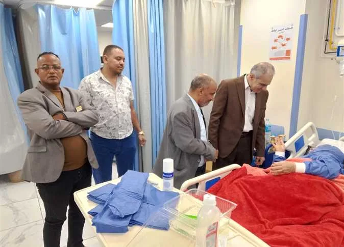 للتأكد من جودة الخدمة الطبية أثناء العيد.. رئيس جامعة أسوان يقوم بجولة في المستشفى الجامعي للتأكد من جودة الخدمة الطبية أثناء العيد.. رئيس جامعة أسوان يقوم بجولة في المستشفى الجامعي