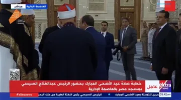 الرئيس السيسي يزور أحد الأئمة الذين حضروا خطبة عيد الأضحى للاطمئنان عليهم.