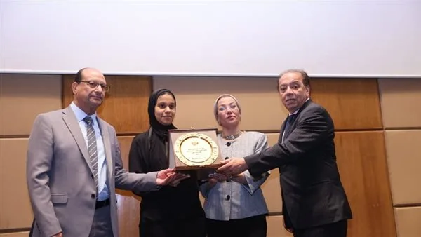 تكريم الجبلي في احتفال جوائز الصناعة الخضراء لدعمه الإعلام البيئي والتنمية المستدامة تكريم الجبلي في احتفال جوائز الصناعة الخضراء لدعمه الإعلام البيئي والتنمية المستدامة
