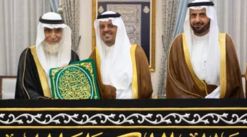 نائب أمير مكة يوزع كسوة الكعبة المشرفة على القائمين على بيت الله الحرام