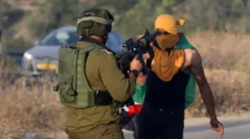 استشهاد فلسطيني وإصابة شخصين آخرين جراء إطلاق نار من الجيش الإسرائيلي بالقرب من الخليل في جنوب الضفة الغربية.