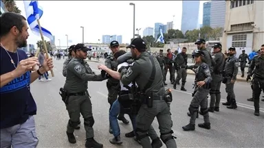 الشرطة الإسرائيلية تتعامل بعنف مع المتظاهرين في تل أبيب الذين يدعون لعودة الأسرى. الشرطة الإسرائيلية تتعامل بعنف مع المتظاهرين في تل أبيب الذين يدعون لعودة الأسرى.