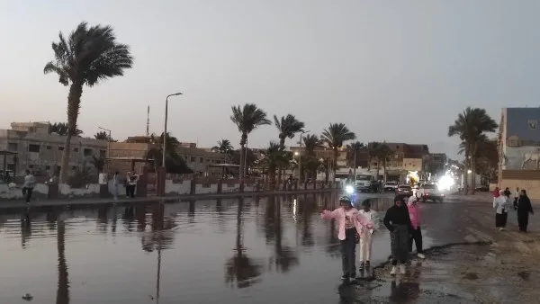 انفجار غير متوقع في خط مياه رئيسي ي flooding شوارع حي المنشية في طور سيناء انفجار غير متوقع في خط مياه رئيسي ي flooding شوارع حي المنشية في طور سيناء